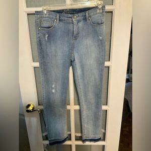 RUFF HEWN straight leg woman’s jeans in size 8 EUC. Frayed hemline